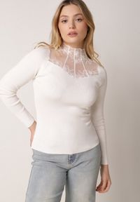 Born2be - Biały Dopasowany Sweter z Półgolfem z Wiskozą Zdobiony Koronkową Siateczką Genna. Kolor: biały. Materiał: koronka, wiskoza. Wzór: aplikacja. Styl: klasyczny #2