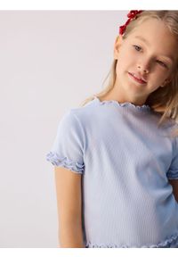 Reserved - Prążkowany t-shirt - jasnoniebieski. Kolor: niebieski. Materiał: prążkowany #1