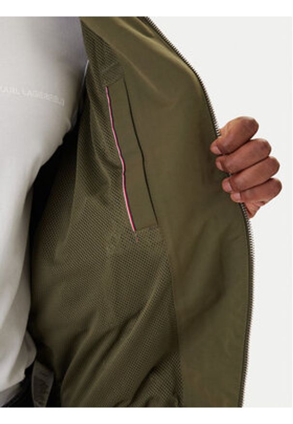 Tommy Jeans Kurtka przejściowa Essential DM0DM22720 Zielony Regular Fit. Kolor: zielony. Materiał: syntetyk