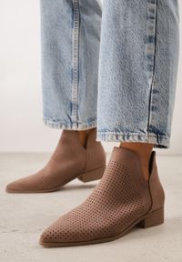Born2be - Brązowe Ażurowe Botki Vices na Płaskiej Podeszwie z Ozdobnym Wycięciem Selenith. Okazja: na co dzień. Kolor: brązowy. Materiał: jeans. Wzór: ażurowy. Obcas: na płaskiej podeszwie. Styl: casual, klasyczny, elegancki #1
