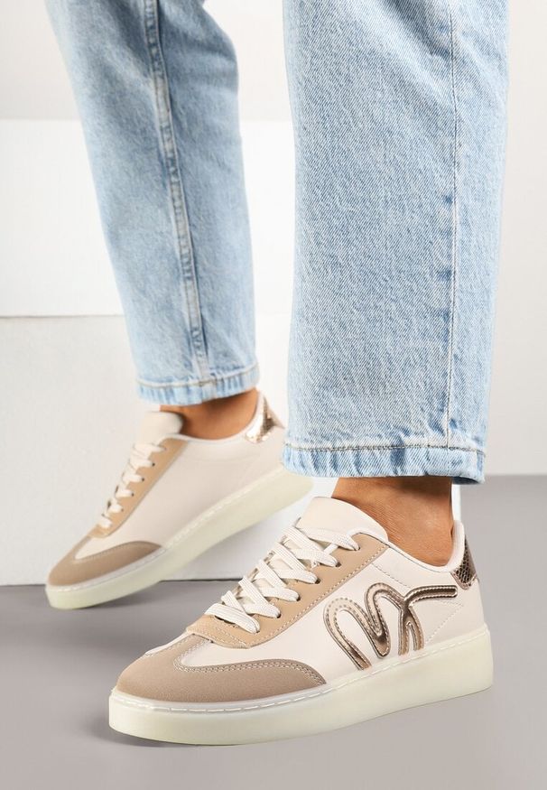 Born2be - Ciemnobeżowe Sneakersy w Stylu Kultowych Tenisówek Zdobione Aplikacją Zillifia. Okazja: na co dzień. Nosek buta: okrągły. Kolor: beżowy. Materiał: skóra, jeans. Wzór: aplikacja