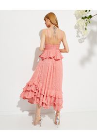 ROCOCO SAND - Różowa sukienka maxi Aria. Typ kołnierza: dekolt na plecach. Kolor: różowy, wielokolorowy, fioletowy. Materiał: materiał. Długość rękawa: na ramiączkach. Typ sukienki: baskinki. Długość: maxi #2