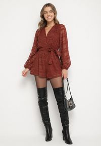 Born2be - Brązowy Krótki Kombinezon z Siateczkowymi Rękawami i Wiązanym Paskiem Zenalea. Okazja: na imprezę, na randkę. Kolor: brązowy. Długość: krótkie. Styl: elegancki #4