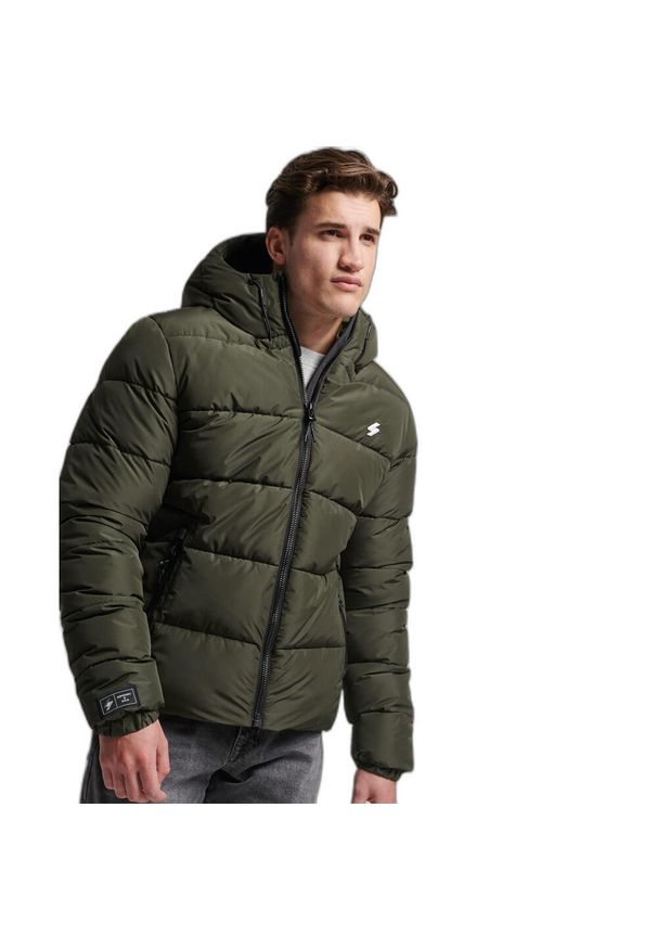 Kurtka z kapturem Superdry Sports. Typ kołnierza: kaptur. Kolor: zielony. Materiał: puch
