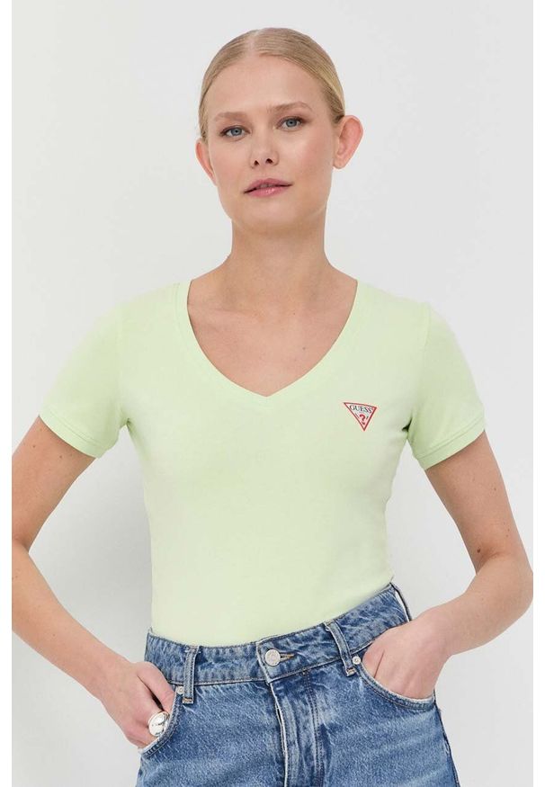 Guess t-shirt damski kolor zielony. Kolor: zielony. Materiał: bawełna. Długość rękawa: krótki rękaw. Długość: krótkie. Wzór: aplikacja