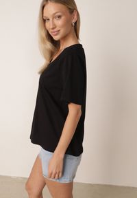 Born2be - Czarny T-shirt z Bawełny z Trójkątnym Dekoltem Siliphe. Okazja: na co dzień, na spotkanie biznesowe, do pracy. Kolor: czarny. Materiał: bawełna. Styl: biznesowy, casual, elegancki #5