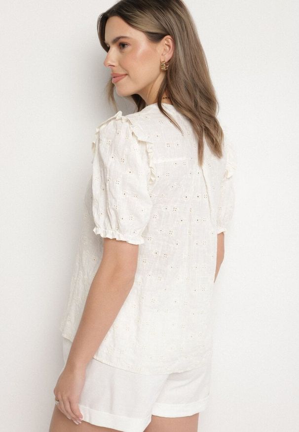 Born2be - Biała Koszula z Wiskozą z Haftowanej Tkaniny Ozdobiona Falbanką Rindelia. Okazja: na co dzień. Typ kołnierza: kołnierz z falbankami. Kolor: biały. Materiał: wiskoza, tkanina. Wzór: aplikacja, haft. Styl: casual, elegancki