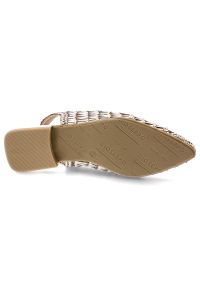 Hot Potatoes by Gioseppo - Czółenka damskie Gioseppo, lekka konstrukcja odkryta pięta elastyczny pasek z tyłu niski stabilny obcas pleciona cholewka smukły nosek, platinum, 792. Okazja: do pracy, na imprezę. Zapięcie: pasek. Kolor: srebrny. Szerokość cholewki: normalna. Sezon: wiosna, lato. Obcas: na obcasie. Styl: elegancki. Wysokość obcasa: niski #5