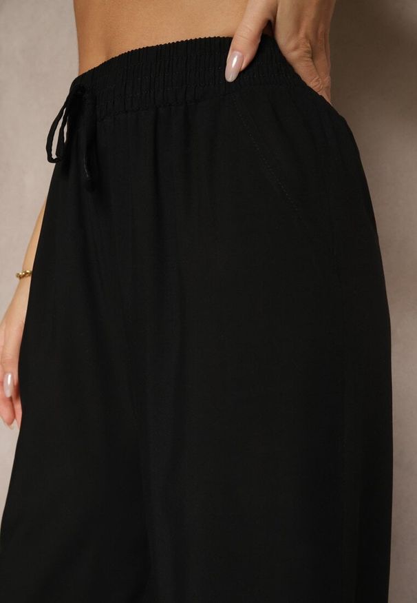 Renee - Czarne Szerokie Spodnie z Wiskozy High Waist Naivella. Okazja: na co dzień. Stan: podwyższony. Kolor: czarny. Materiał: wiskoza. Styl: casual, elegancki