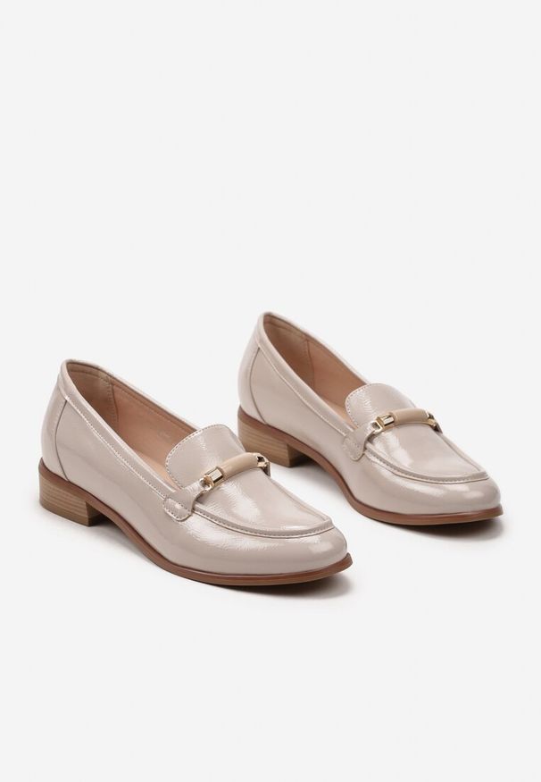 Born2be - Beżowe Lakierowane Mokasyny Loafersy z Minimalistyczną Klamrą i Skórzaną Wkładką Sathoma. Nosek buta: otwarty. Zapięcie: klamry. Kolor: beżowy. Materiał: skóra, lakier. Obcas: na obcasie. Styl: klasyczny. Wysokość obcasa: niski