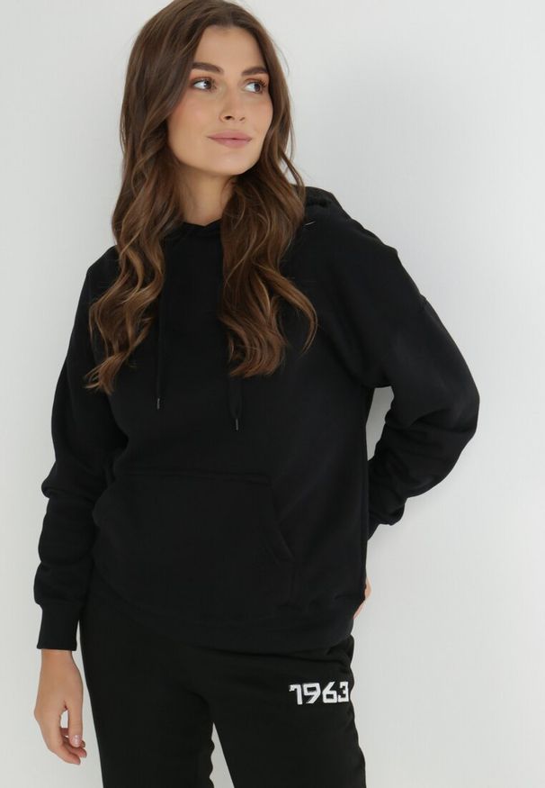 Born2be - Czarna Bluza Kangurka z Polarem Fasa. Okazja: na co dzień. Kolor: czarny. Materiał: polar. Długość rękawa: długi rękaw. Długość: długie. Wzór: gładki. Styl: casual, sportowy