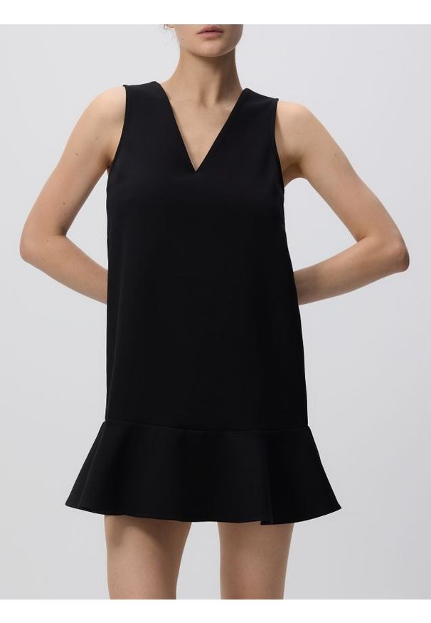 Reserved - Sukienka mini z falbaną - czarny. Kolor: czarny. Materiał: wiskoza, tkanina. Długość: mini