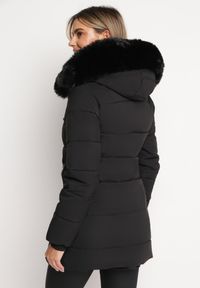 Born2be - Czarna Kurtka w Geometryczne Pikowanie z Kapturem i Futerkiem Bellinae. Okazja: na co dzień. Typ kołnierza: kaptur. Kolor: czarny. Materiał: futro. Wzór: geometria. Styl: casual, klasyczny #3