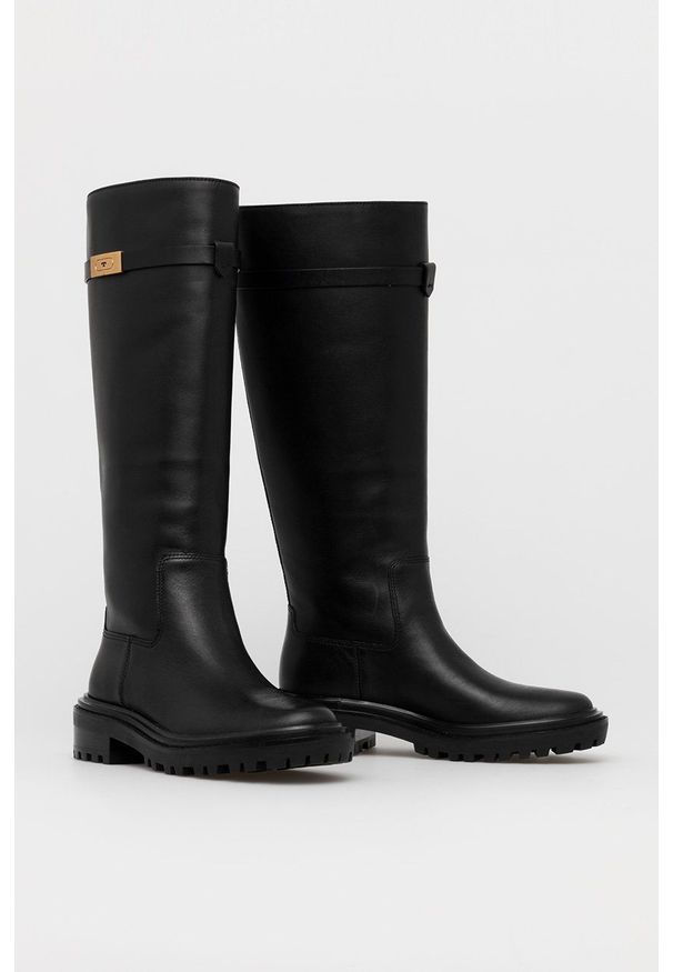 Tory Burch Kozaki skórzane damskie kolor czarny na płaskim obcasie. Nosek buta: okrągły. Kolor: czarny. Materiał: skóra. Szerokość cholewki: normalna. Obcas: na obcasie. Wysokość obcasa: niski