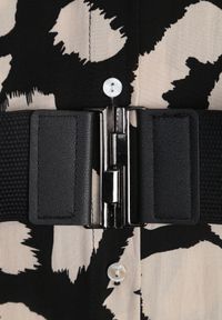 Renee - Czarna Sukienka Koszulowa w Cętki z Paskiem Canahy. Okazja: do pracy, na spotkanie biznesowe. Typ kołnierza: dekolt w kształcie V. Kolor: czarny. Materiał: wiskoza, tkanina. Typ sukienki: koszulowe. Styl: klasyczny, biznesowy #5