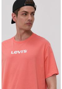 Levi's® - Levi's T-shirt męski kolor pomarańczowy z nadrukiem. Okazja: na spotkanie biznesowe, na co dzień. Kolor: pomarańczowy. Materiał: dzianina. Wzór: nadruk. Styl: biznesowy, casual #5