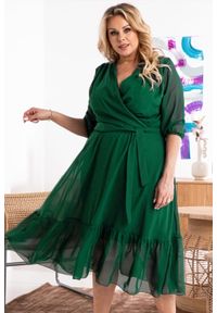 KARKO - Sukienka kobieca wizytowa zwiewna szyfonowa GERARDA butelkowa zieleń PROMOCJA. Okazja: na komunię, na wesele, na imprezę, na co dzień, na ślub cywilny. Typ kołnierza: dekolt kopertowy. Kolekcja: plus size. Materiał: szyfon. Sezon: wiosna, lato. Typ sukienki: kopertowe, dla puszystych, proste. Styl: wizytowy #1