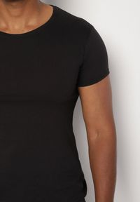 Born2be - Czarny Klasyczny T-shirt z Bawełny Fodena. Okazja: na co dzień. Kolor: czarny. Materiał: bawełna. Styl: klasyczny #4