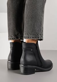 Born2be - Czarne Botki do Kostki Zdobione Suwakiem przy Cholewce Ilosela. Okazja: na co dzień. Zapięcie: zamek. Kolor: czarny. Materiał: jeans. Szerokość cholewki: normalna. Wzór: aplikacja. Obcas: na płaskiej podeszwie. Styl: casual, elegancki