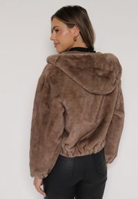 Born2be - Jasnobrązowa Futrzana Kurtka Bomberka z Kapturem i Ozdobną Imitacją Kieszeni Awedalia. Okazja: na co dzień. Typ kołnierza: kaptur. Kolor: brązowy. Materiał: futro. Wzór: aplikacja. Styl: klasyczny, casual, elegancki #3