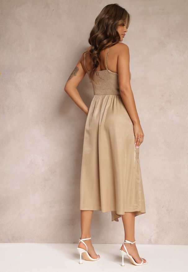 Renee - Beżowa Rozkloszowana Sukienka Maxi z Asymetrycznym Dołem Chelsene. Kolor: beżowy. Materiał: koronka, materiał. Długość rękawa: na ramiączkach. Typ sukienki: asymetryczne. Długość: maxi