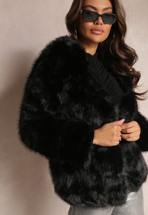 Renee - Czarna Kurtka z Futerkiem i Kapturem Haiattas. Kolor: czarny. Materiał: futro. Wzór: aplikacja