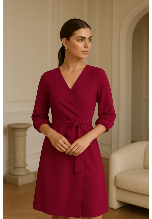 Sukienki.shop - Sukienka elegancka kopertowa z bufiastymi rękawami śliwka. Okazja: do pracy. Kolor: czarny. Typ sukienki: kopertowe. Styl: elegancki