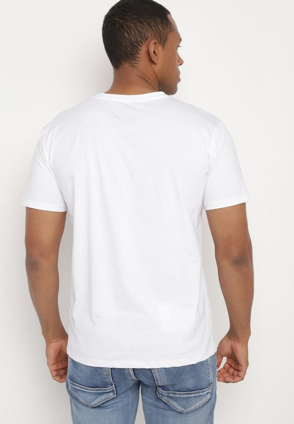 Born2be - Biały Klasyczny T-shirt z Bawełny z Dużym Nadrukiem Gunelia. Okazja: na co dzień. Kolor: biały. Materiał: bawełna. Wzór: nadruk. Styl: klasyczny