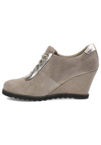 Beżowe Półbuty Libero Damskie Buty Na Koturnie. Okazja: do pracy, na randkę. Kolor: beżowy. Materiał: skóra, zamsz. Szerokość cholewki: normalna. Obcas: na koturnie. Styl: klasyczny #4