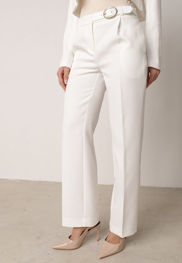 Born2be - Białe Garniturowe Spodnie VICES na Kant z Wszytym Paskiem z Klamrą Azivore. Okazja: na co dzień, na spotkanie biznesowe. Kolor: biały. Styl: casual, biznesowy, elegancki