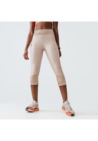 KALENJI - Legginsy do biegania krótkie damskie Kalenji Dry+ Feel. Kolor: beżowy. Materiał: poliester, materiał, elastan. Długość: krótkie. Sport: fitness #1