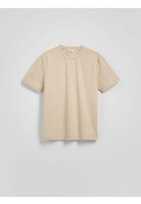 Reserved - Strukturalny t-shirt comfort fit - beżowy. Kolor: beżowy. Materiał: dzianina
