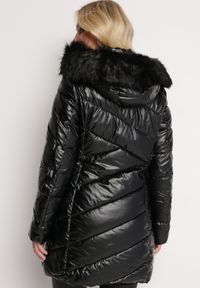 Born2be - Czarna Pikowana Kurtka przed Kolano z Kapturem i Futerkiem Salasa. Typ kołnierza: kaptur. Kolor: czarny. Materiał: futro. Długość: długie. Styl: elegancki #5