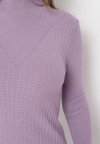 Born2be - Fioletowy Prążkowany Sweter z Ozdobnym Tłoczeniem Sernara. Kolor: fioletowy. Materiał: prążkowany. Długość rękawa: długi rękaw. Długość: długie. Styl: elegancki #3