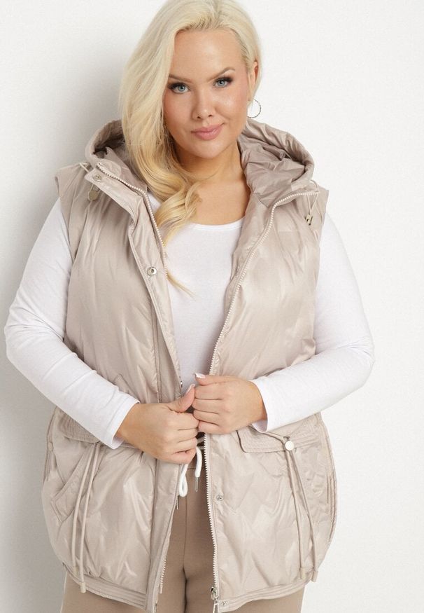 Born2be - Beżowa Kamizelka Pikowana z Ozdobnymi Kieszonkami z Kapturem Embia. Okazja: na spacer, na co dzień. Typ kołnierza: kaptur. Kolekcja: plus size. Kolor: beżowy. Materiał: jeans. Sezon: jesień. Styl: elegancki, casual