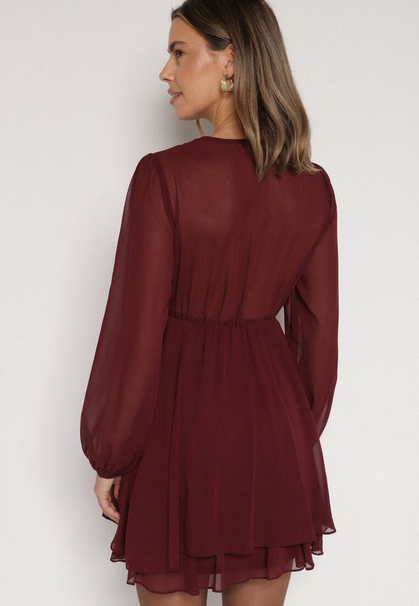 Born2be - Bordowa Rozkloszowana Sukienka z Siateczki z Kopertowym Dekoltem Zenessa. Typ kołnierza: dekolt kopertowy. Kolor: czerwony. Materiał: poliester, materiał. Typ sukienki: kopertowe