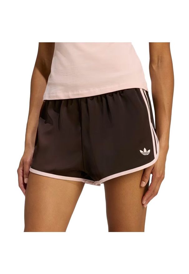 Adidas - Spodenki damskie adidas Originals 3-Stripes Sprinter KC9006 - brązowe. Stan: podwyższony. Kolor: brązowy. Materiał: poliester, satyna, elastan. Wzór: paski