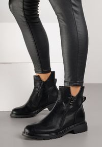 Born2be - Czarne Asymetryczne Botki Zdobione Suwakiem i Wycięciami w Cholewce Balles. Okazja: na co dzień, na imprezę. Kolor: czarny. Materiał: jeans. Szerokość cholewki: normalna. Wzór: aplikacja. Obcas: na obcasie. Styl: elegancki, casual, klasyczny. Wysokość obcasa: średni #7