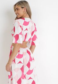 Born2be - Różowa Rozkloszowana Sukienka Maxi z Kopertowym Dekoltem z Ozdobnym Wiązaniem Hanie. Okazja: na co dzień. Kolor: różowy. Typ sukienki: kopertowe. Styl: casual. Długość: maxi #3