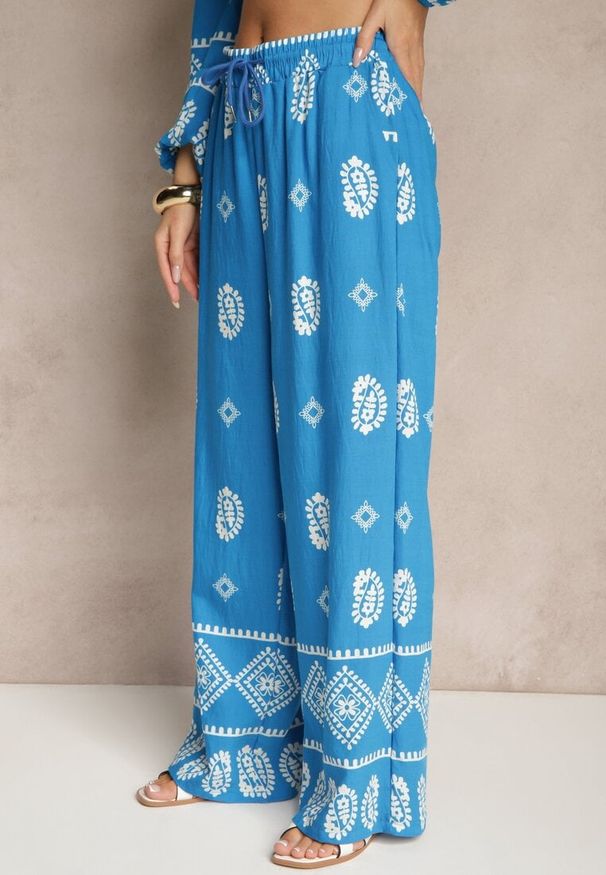 Renee - Niebieski Komplet w Stylu Etno Spodnie z Gumką w Pasie i Bluzka Oversize Eviralyn. Kolor: niebieski