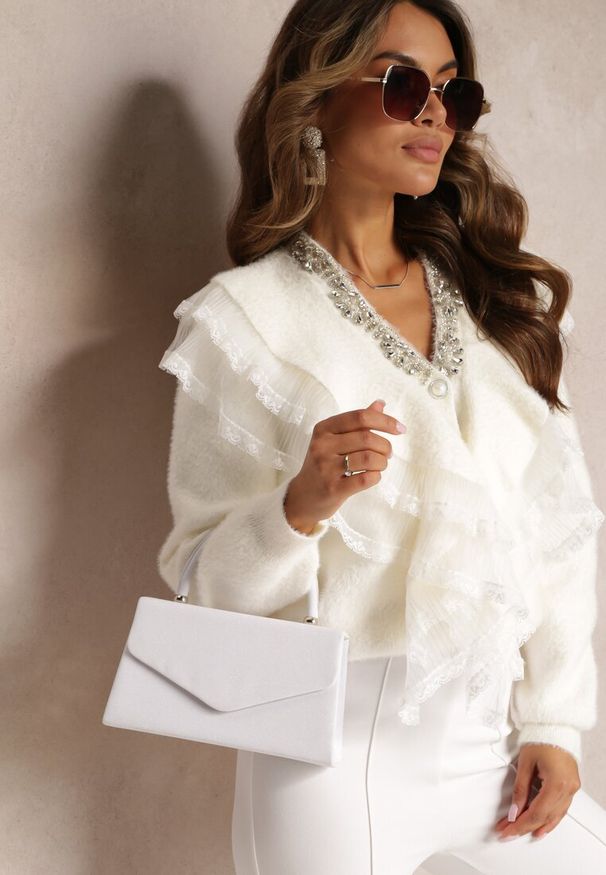 Renee - Biały Kardigan na Guziki z Falbankami i Ozdobą w Cyrkonie Noellis. Typ kołnierza: kołnierz z falbankami. Kolor: biały. Wzór: aplikacja