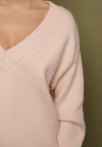 Born2be - Różowy Sweter z Kaszmirem z Dekoltem w Serek Plenae. Okazja: na co dzień. Typ kołnierza: dekolt w serek. Kolor: różowy. Materiał: kaszmir. Styl: elegancki, casual, klasyczny #3