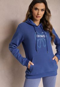 Renee - Niebieska Bluza Wykończona Polarem z Nadrukiem i Kapturem Nimba. Kolor: niebieski. Materiał: polar. Wzór: nadruk #4