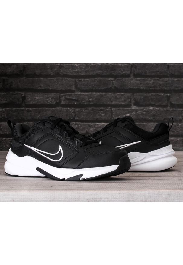 Buty męskie sportowe Nike Defyallday. Kolor: czarny, biały, wielokolorowy. Sport: fitness