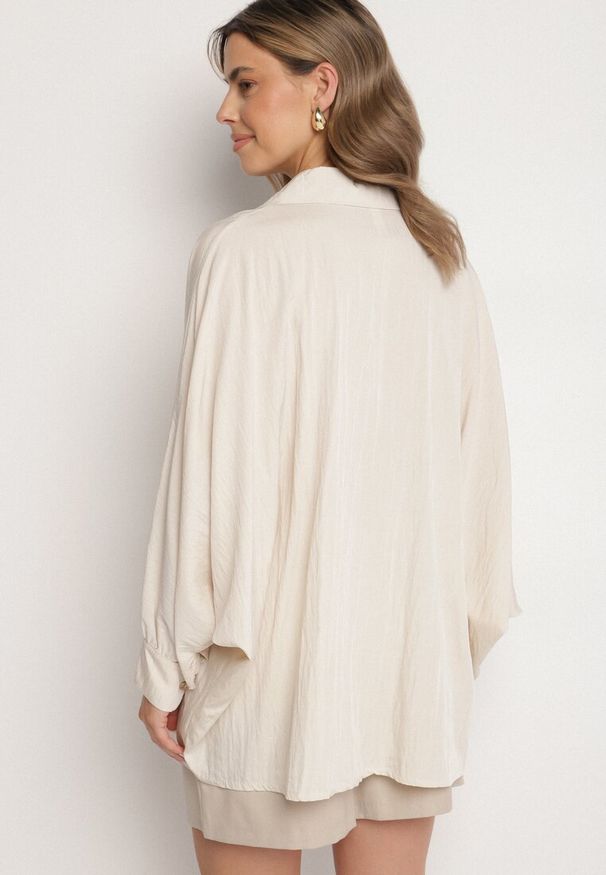 Born2be - Jasnobeżowa Koszula z Wiskozą o Kroju Nietoperza Sonaretia. Okazja: na imprezę, na co dzień. Typ kołnierza: kołnierzyk klasyczny. Kolor: beżowy. Materiał: wiskoza. Styl: elegancki, casual, klasyczny