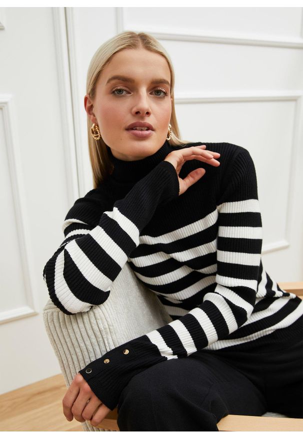 bonprix - Sweter z golfem z mieszanki wiskozy. Typ kołnierza: golf. Kolor: czarny. Materiał: wiskoza. Wzór: paski