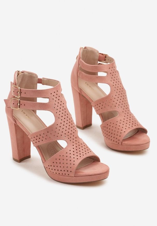 Renee - Różowe Sandały na Słupku Vices Ozdobione Wycięciami i Perforacją Firaleia. Okazja: na co dzień. Kolor: różowy. Wzór: aplikacja. Obcas: na słupku. Styl: casual, elegancki