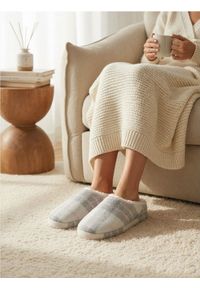 Sinsay - Ocieplane kapcie z kożuszkiem - różowy. Kolor: różowy #1