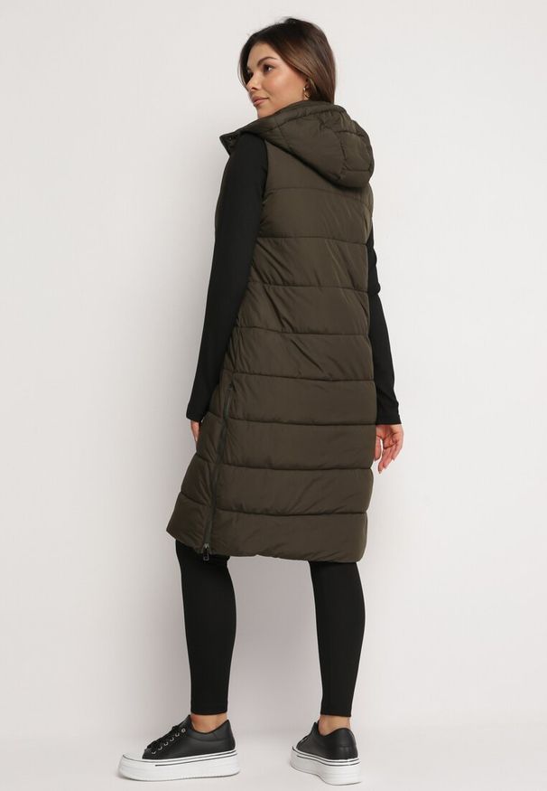 Born2be - Ciemnozielona Długa Kamizelka Bezrękawnik z Klasycznym Pikowaniem i Kapturem Shin. Typ kołnierza: golf. Kolor: zielony. Materiał: dzianina, jeans. Długość rękawa: bez rękawów. Długość: długie. Styl: klasyczny