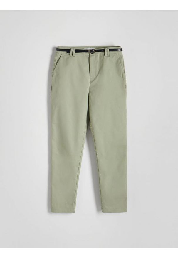 Reserved - Spodnie chino z paskiem - jasnozielony. Kolor: zielony. Materiał: bawełna, włókno